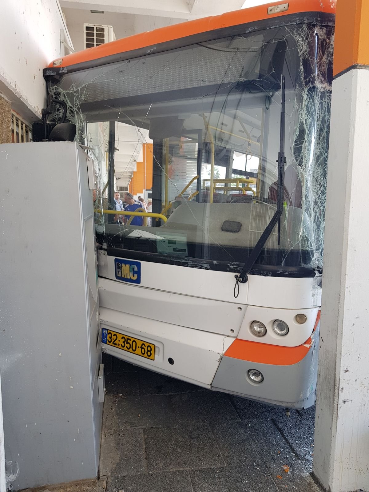 شاهدوا: حافلة تصطدم بمحل تجاري في نهاريا