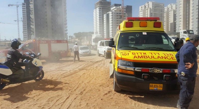 إصابة متوسطة لعامل جراء سقوطه من علو في هود هشارون إصابة متوسطة لعامل جراء سقوطه من علو في هود هشارون