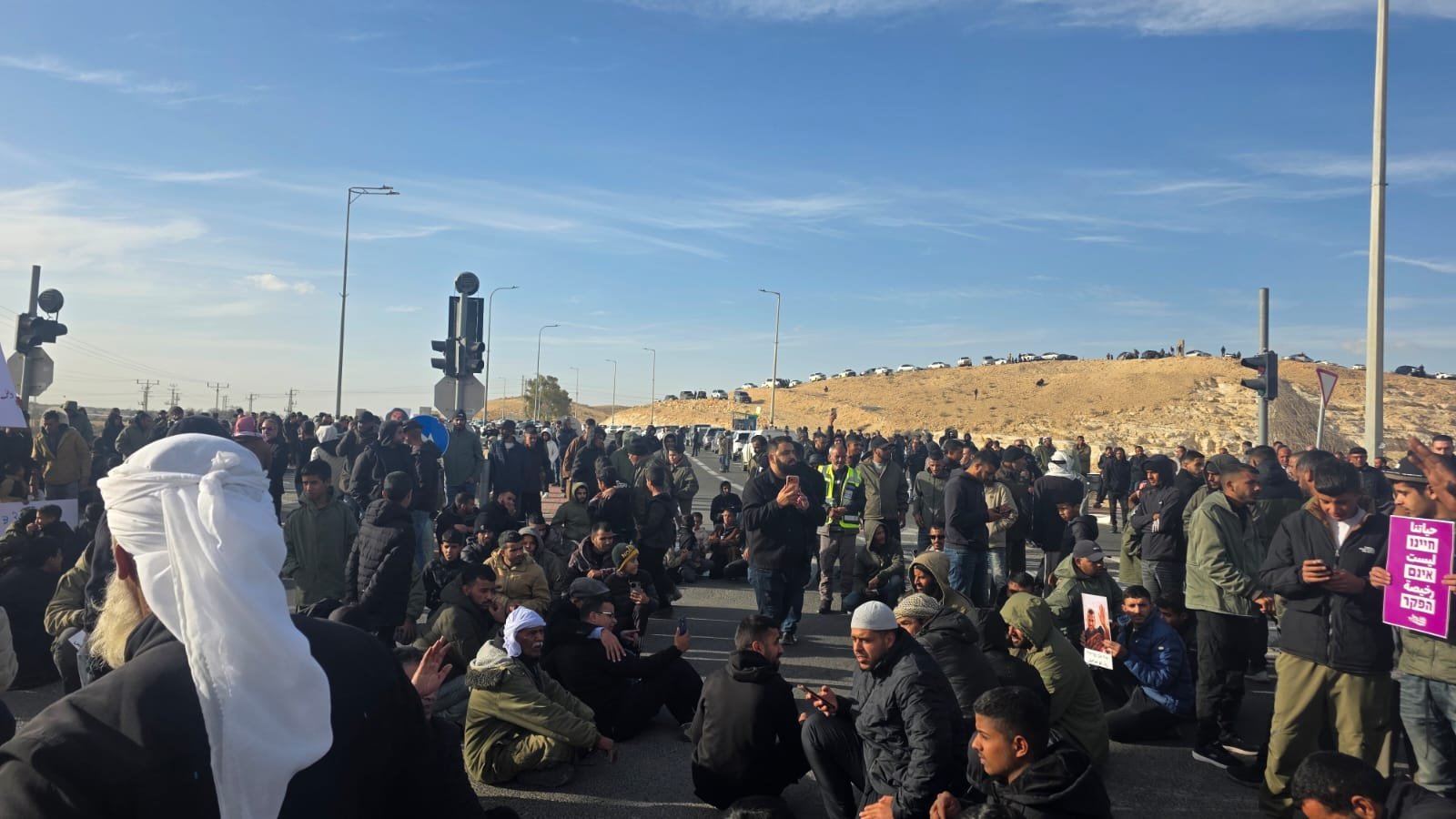 الآلاف يتظاهرون في النقب احتجاجًا على مقتل أيوب الطوخي وتصاعد العنف-0