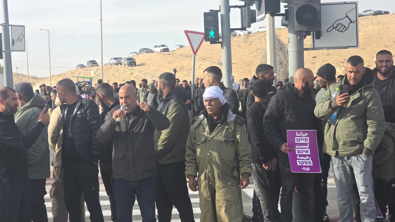 الآلاف يتظاهرون في النقب احتجاجًا على مقتل أيوب الطوخي وتصاعد العنف-4