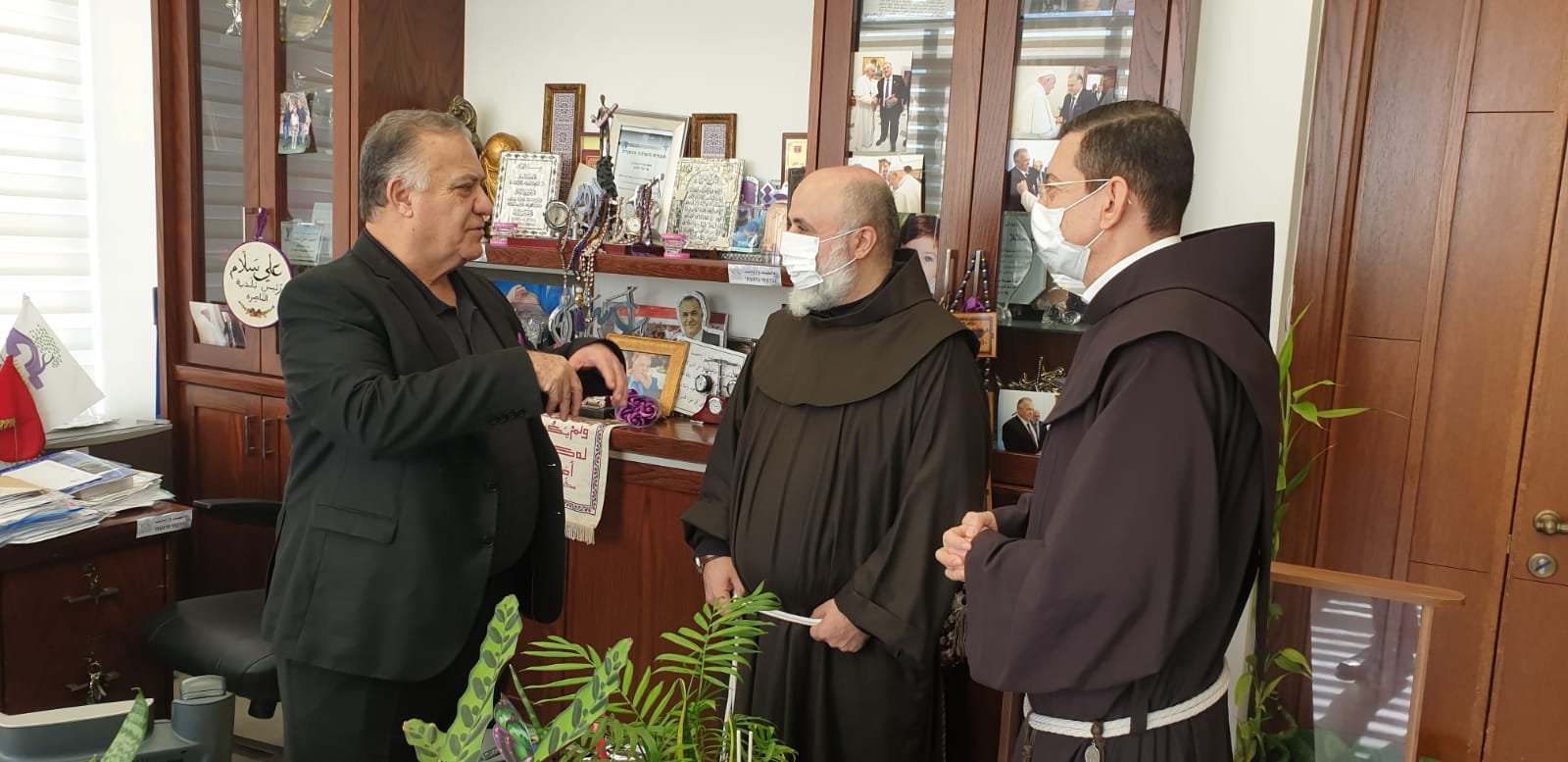 ممثلو الفاتيكان يزورون بلدية الناصرة  ويقدمون لرئيس البلدية رسالة من الفاتيكان-1