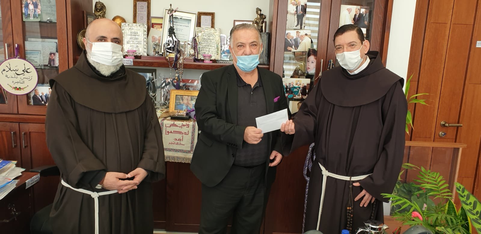 ممثلو الفاتيكان يزورون بلدية الناصرة  ويقدمون لرئيس البلدية رسالة من الفاتيكان-2
