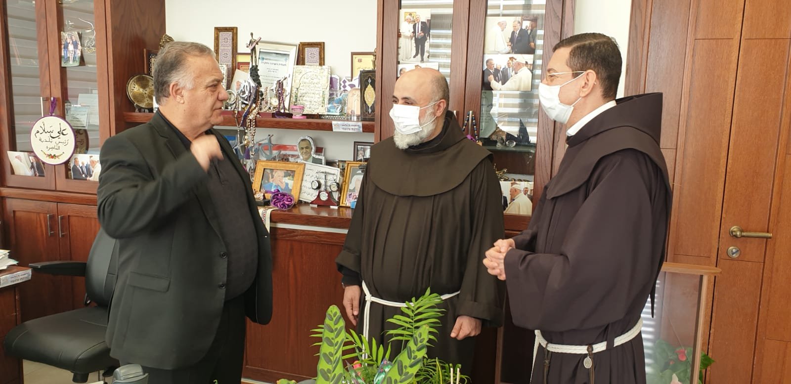 ممثلو الفاتيكان يزورون بلدية الناصرة  ويقدمون لرئيس البلدية رسالة من الفاتيكان-4