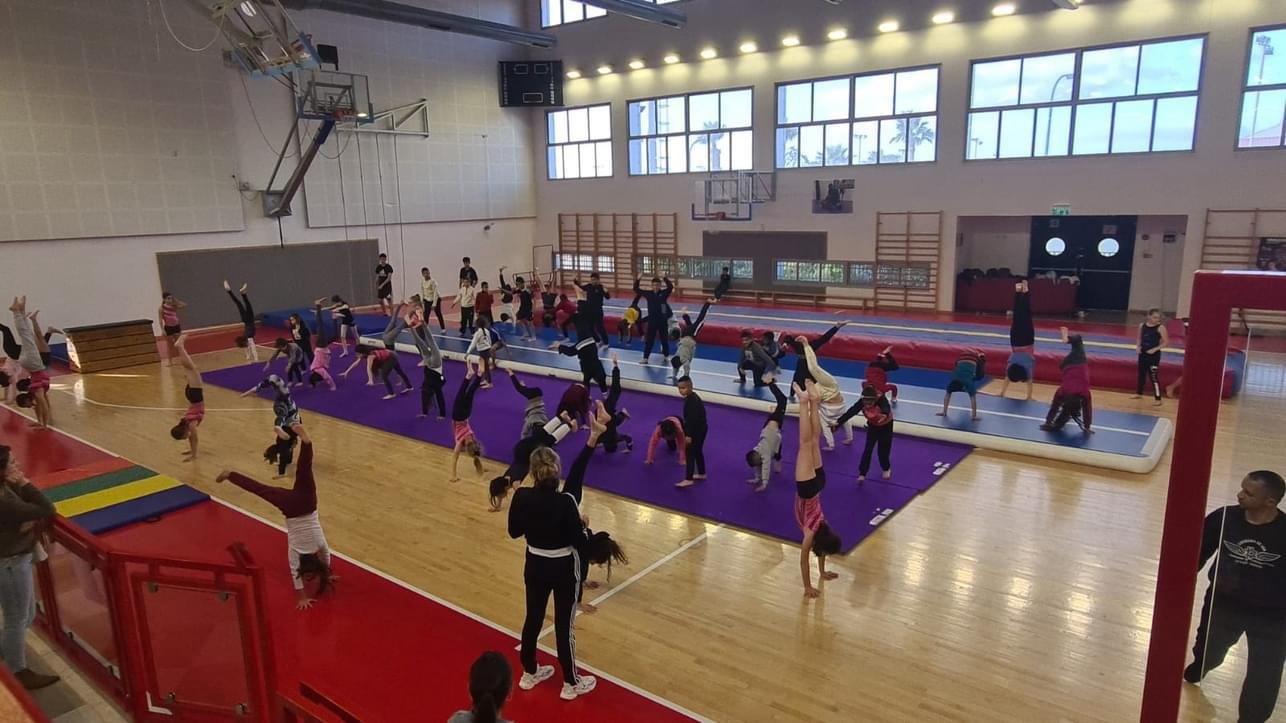 مركز الجمباز في مدينة رهط: خطوة نحو لياقة بدنية مستدامة وتطوير المهارات الرياضية-1