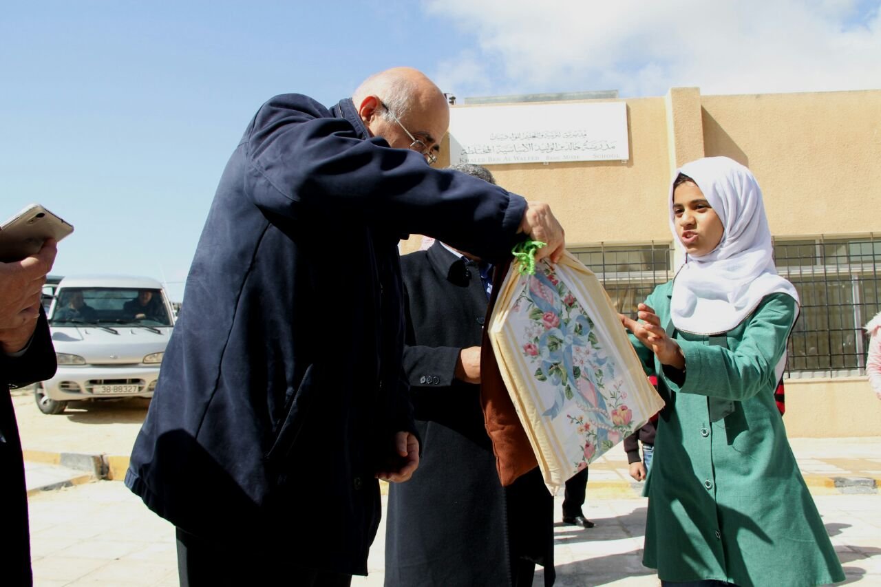 الجامعة الأميركية في مادبا توزع حقائب مدرسية وصحية على طلبة مدارس في لواء ذيبان-3