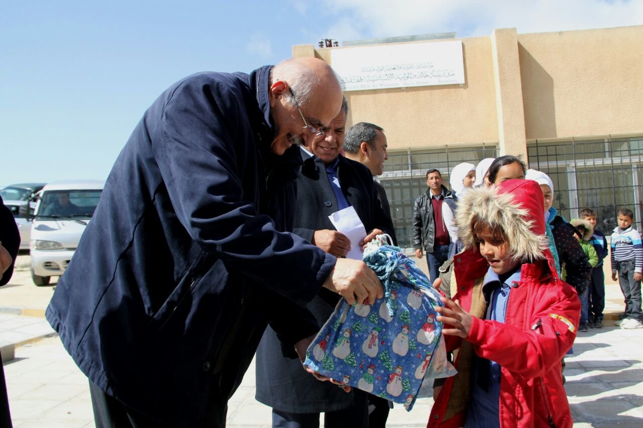 الجامعة الأميركية في مادبا توزع حقائب مدرسية وصحية على طلبة مدارس في لواء ذيبان-16