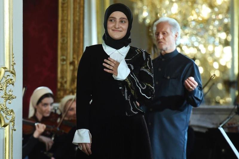 ابنة الرئيس الشيشاني تعرض مجموعة من الملابس الإسلامية في باريس-0