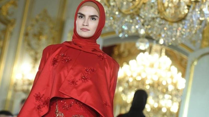 ابنة الرئيس الشيشاني تعرض مجموعة من الملابس الإسلامية في باريس-1