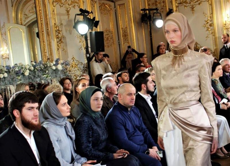 ابنة الرئيس الشيشاني تعرض مجموعة من الملابس الإسلامية في باريس-2