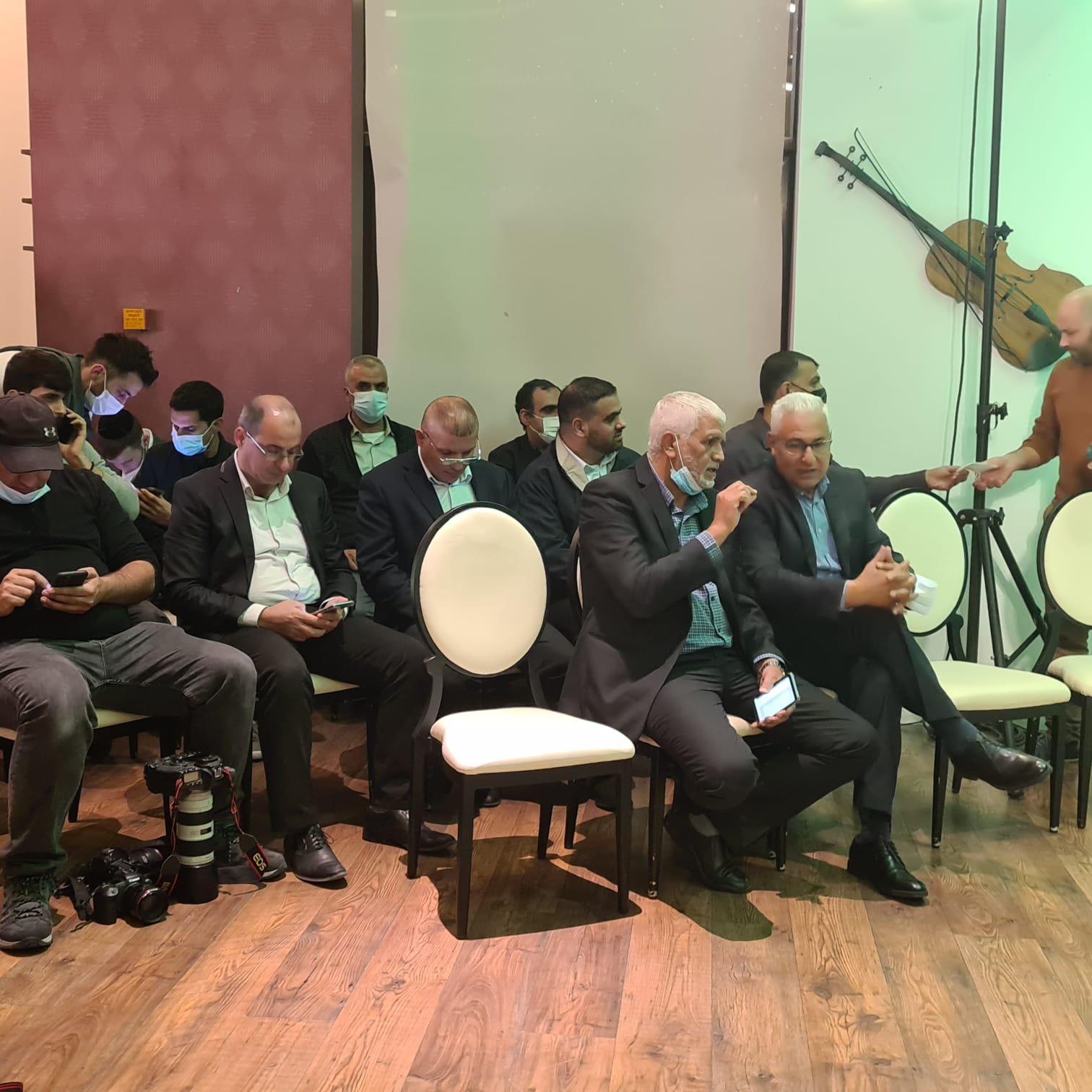مباشر: د. منصور عباس يعقد مناورة سياسية ويتحدث بالعبرية مهمشا الصحافة العربية-0