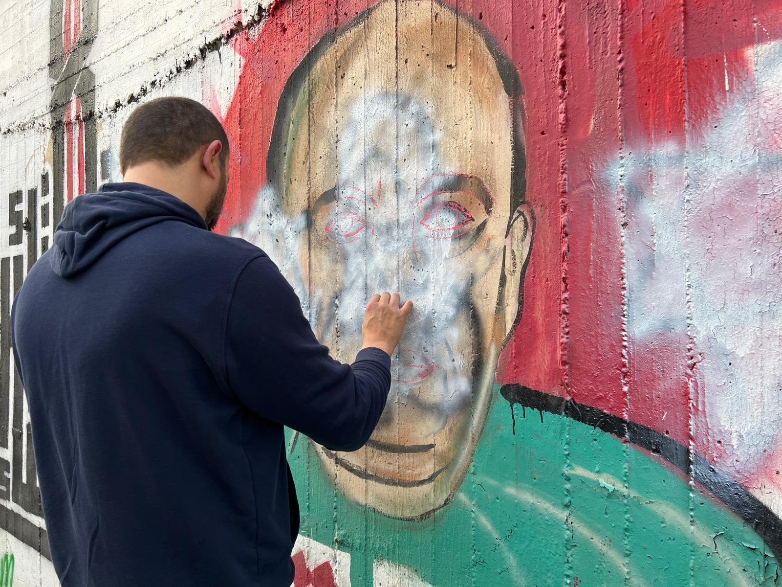 بعد تخريبها واستقبالا لرمضان.. الحراك النصراوي الفلسطيني يعيد رسم الجداريات الوطنية للمرة السابعة-5