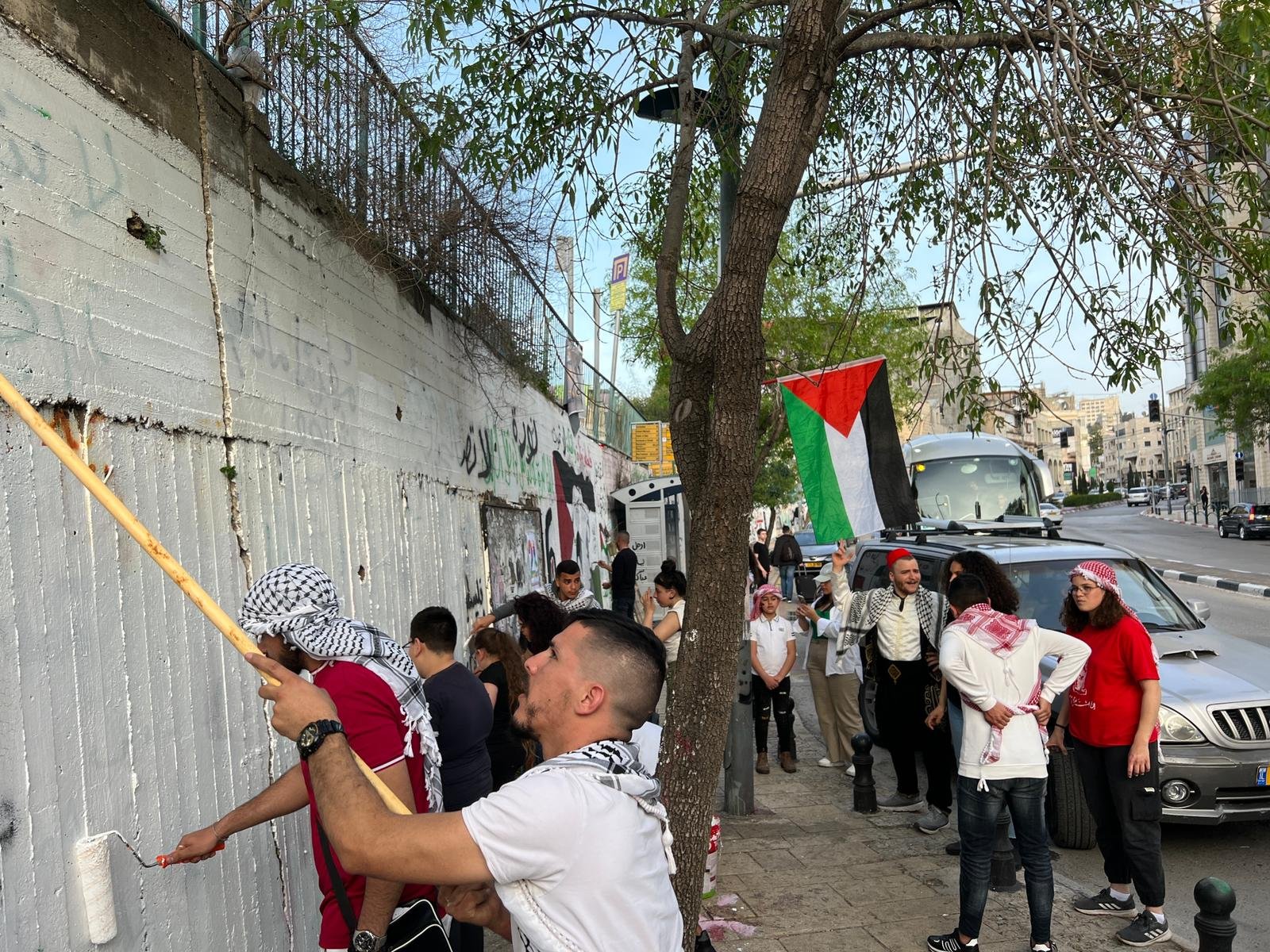بعد تخريبها واستقبالا لرمضان.. الحراك النصراوي الفلسطيني يعيد رسم الجداريات الوطنية للمرة السابعة-7