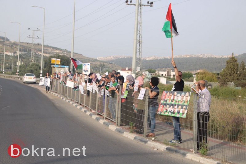 العشرات يتظاهرون في وادي عارة تضامنًا مع الأسرى-1