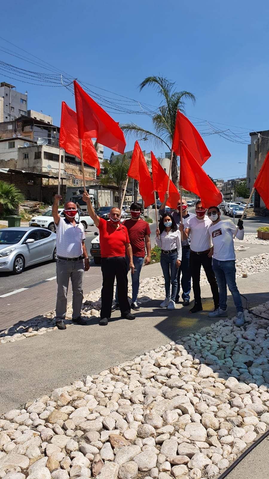 الحزب الشيوعي في الرينة يحتفل بالاول من ايار ويرتدي كمامات حمراء-8
