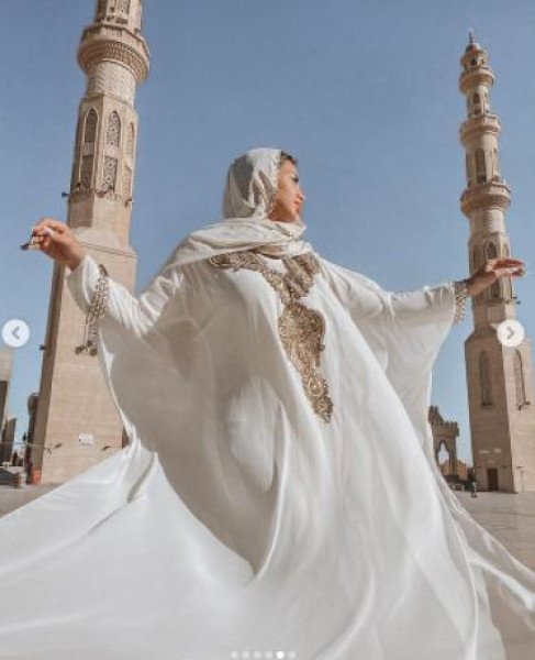 شاهد: راقصة تثير جدلا واسعا بصورها في أشهر مسجد مصري-0