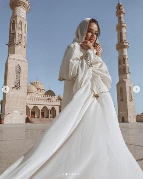 شاهد: راقصة تثير جدلا واسعا بصورها في أشهر مسجد مصري-2