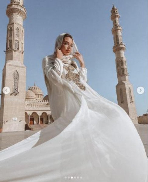 شاهد: راقصة تثير جدلا واسعا بصورها في أشهر مسجد مصري-5