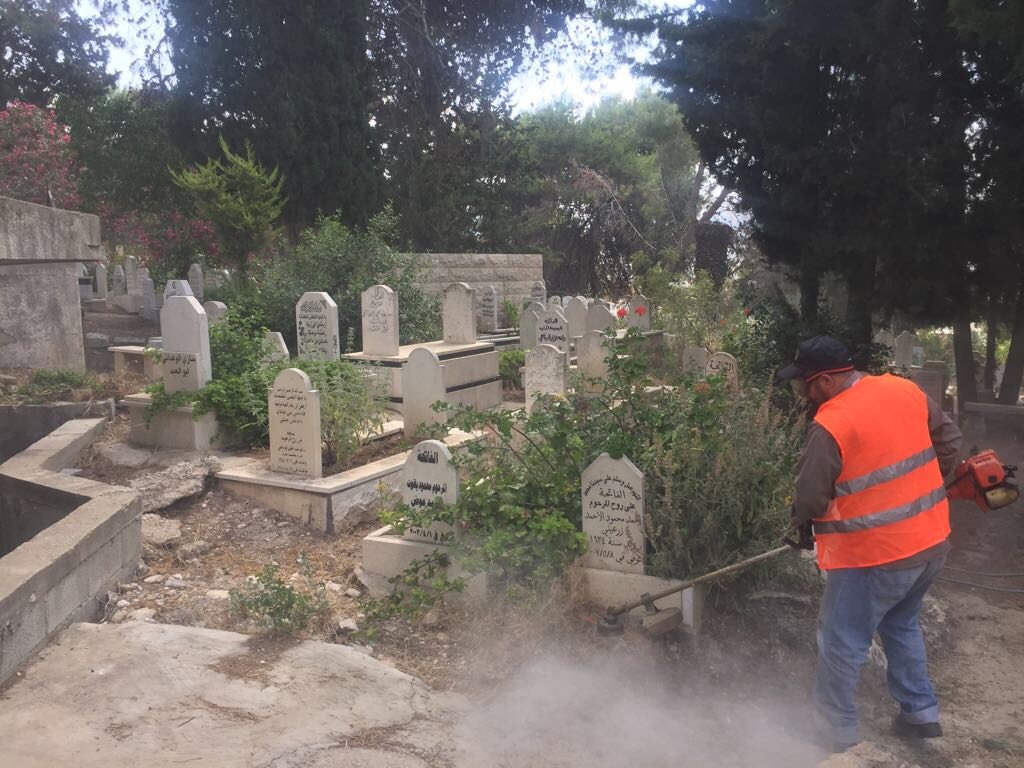 الناصرة: قسم الصيانة يقوم بتنظيف المقابر عشية عيد الفطر السعيد-0