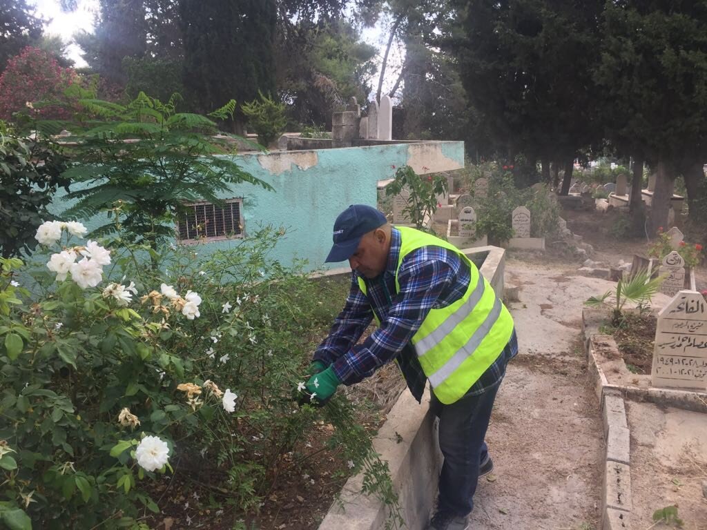 الناصرة: قسم الصيانة يقوم بتنظيف المقابر عشية عيد الفطر السعيد-2