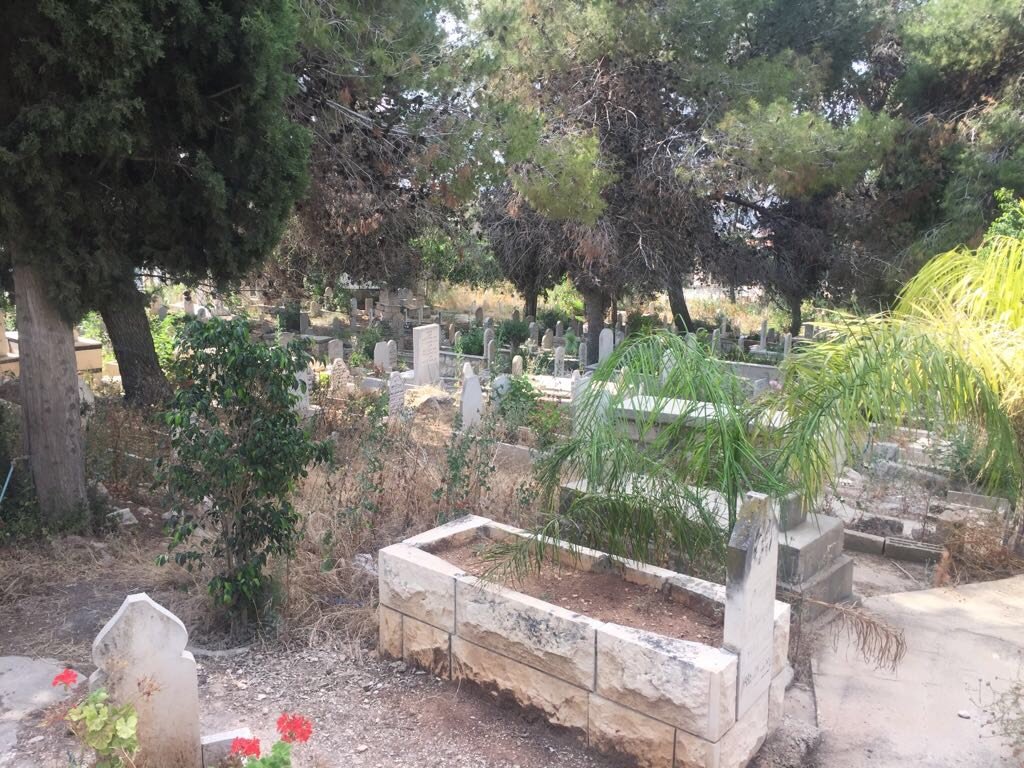 الناصرة: قسم الصيانة يقوم بتنظيف المقابر عشية عيد الفطر السعيد-3