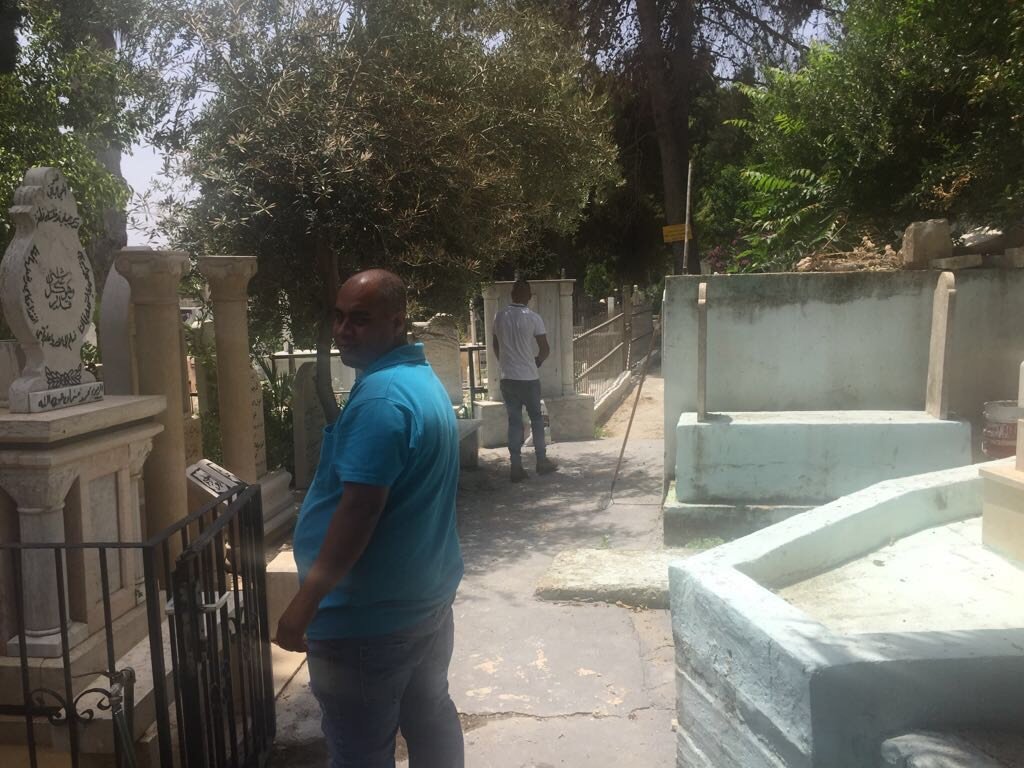 الناصرة: قسم الصيانة يقوم بتنظيف المقابر عشية عيد الفطر السعيد-8