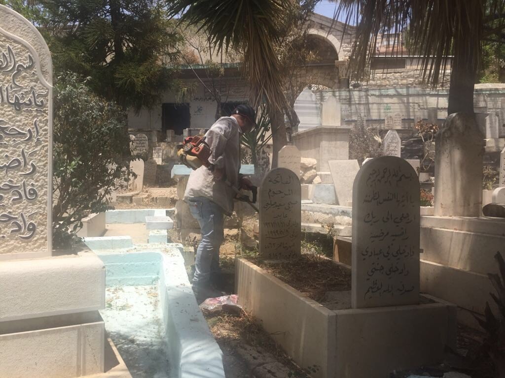 الناصرة: قسم الصيانة يقوم بتنظيف المقابر عشية عيد الفطر السعيد-11