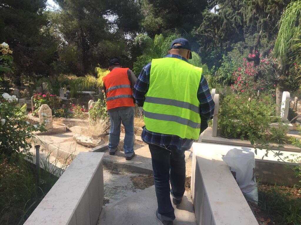 الناصرة: قسم الصيانة يقوم بتنظيف المقابر عشية عيد الفطر السعيد-12