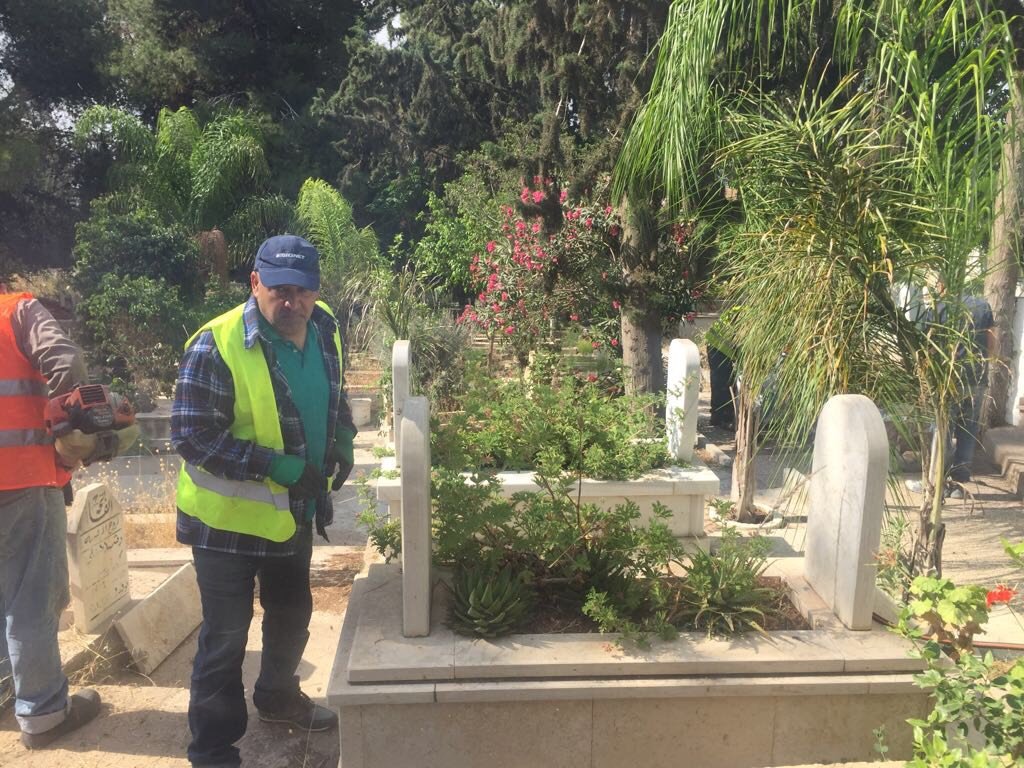 الناصرة: قسم الصيانة يقوم بتنظيف المقابر عشية عيد الفطر السعيد-13
