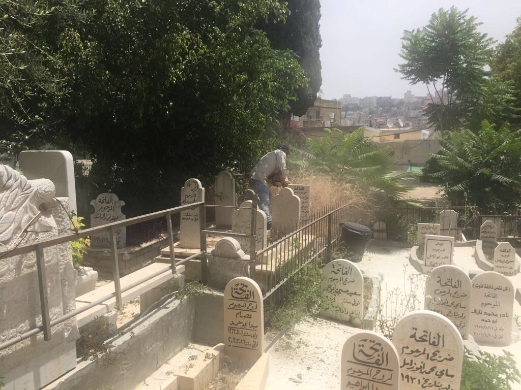 الناصرة: قسم الصيانة يقوم بتنظيف المقابر عشية عيد الفطر السعيد-14