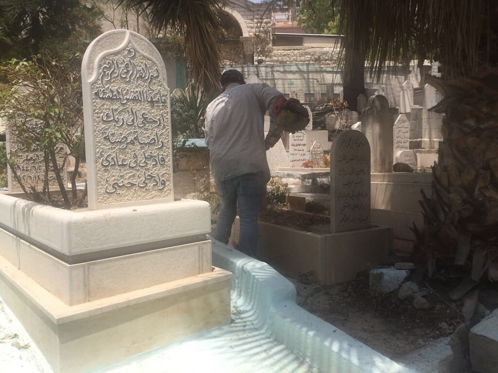 الناصرة: قسم الصيانة يقوم بتنظيف المقابر عشية عيد الفطر السعيد-15