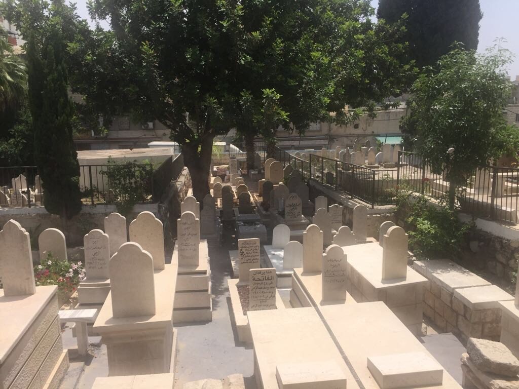 الناصرة: قسم الصيانة يقوم بتنظيف المقابر عشية عيد الفطر السعيد-16