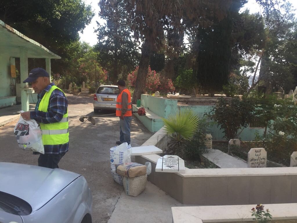 الناصرة: قسم الصيانة يقوم بتنظيف المقابر عشية عيد الفطر السعيد-17