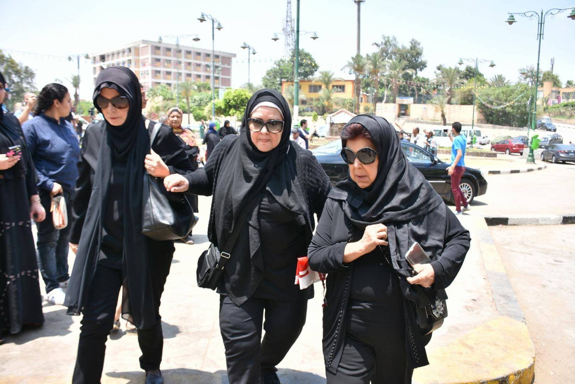 الفنانون المصريون يشيعون جنازة مديحة يسري.. وانهيار زميلاتها الممثلات-6