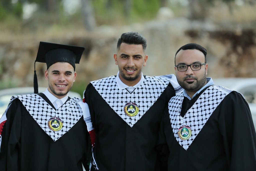  كلية غرناطة تحتفل بتخريج الفوج الرابع من طلابها الملتحقين بجامعة القدس المفتوحة-1