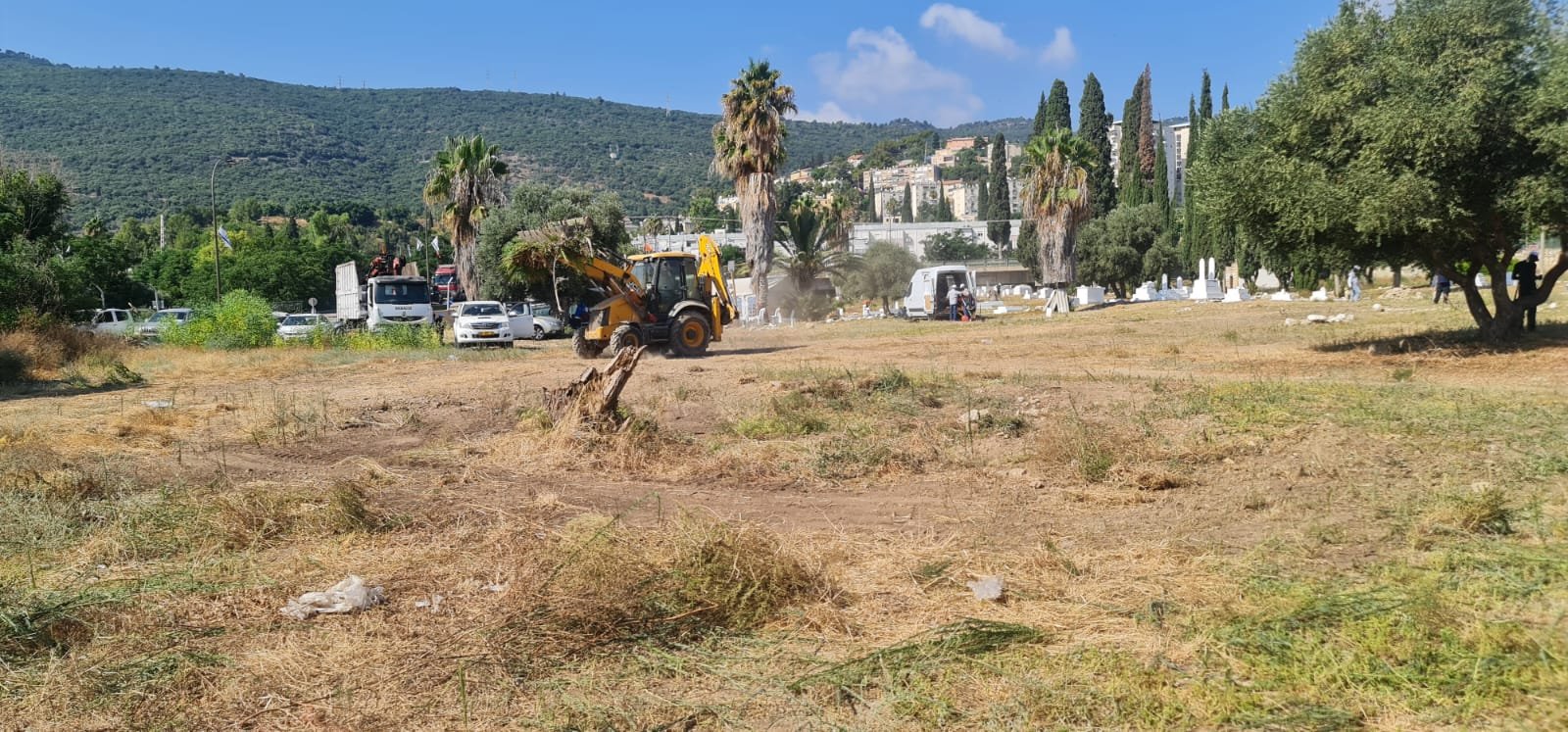 لجنة "أوقافُنا" بالتعاون مع جهات محلية تنظم يوم عمل تطوعي لتنظيف مقبرة القسام-حيفا-1