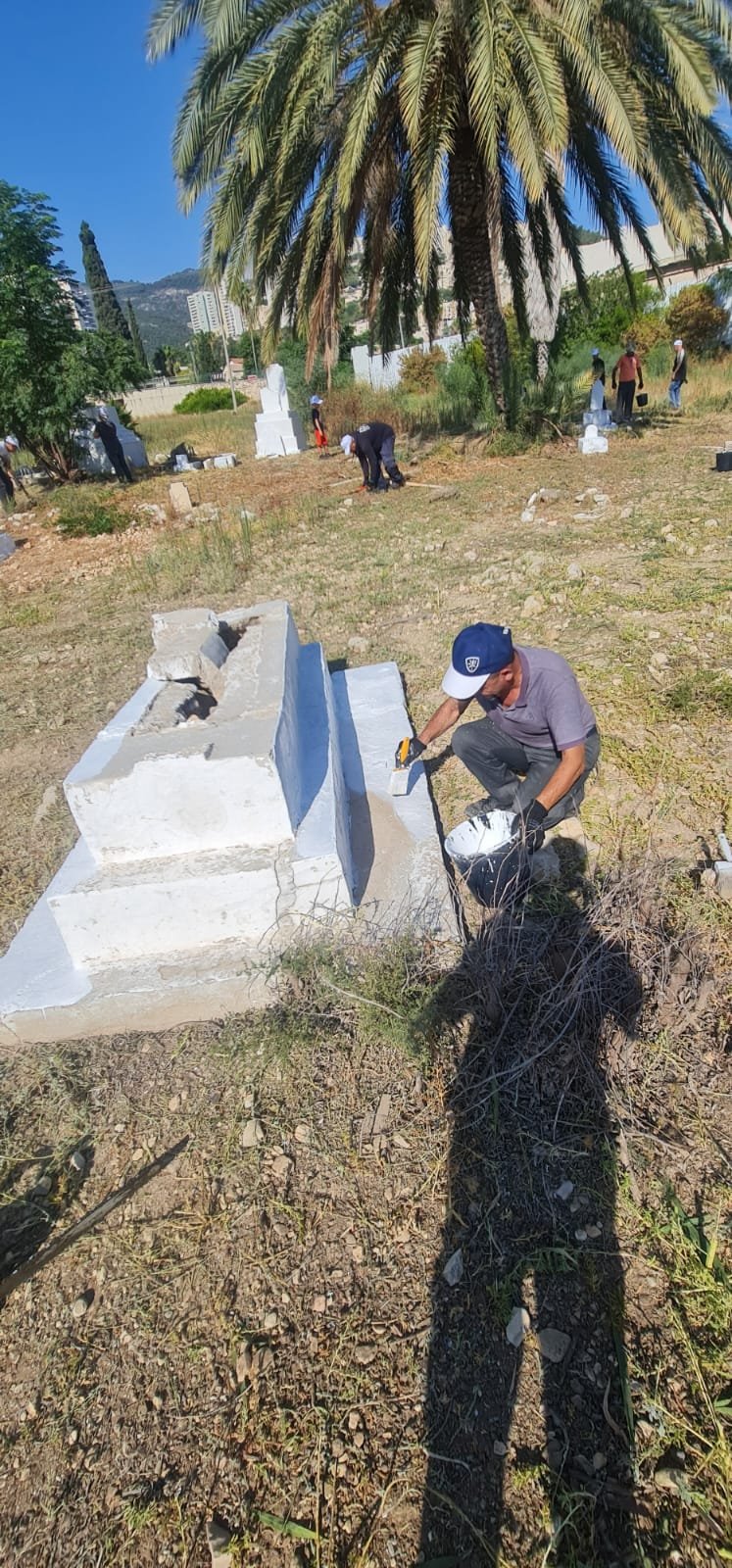 لجنة "أوقافُنا" بالتعاون مع جهات محلية تنظم يوم عمل تطوعي لتنظيف مقبرة القسام-حيفا-3