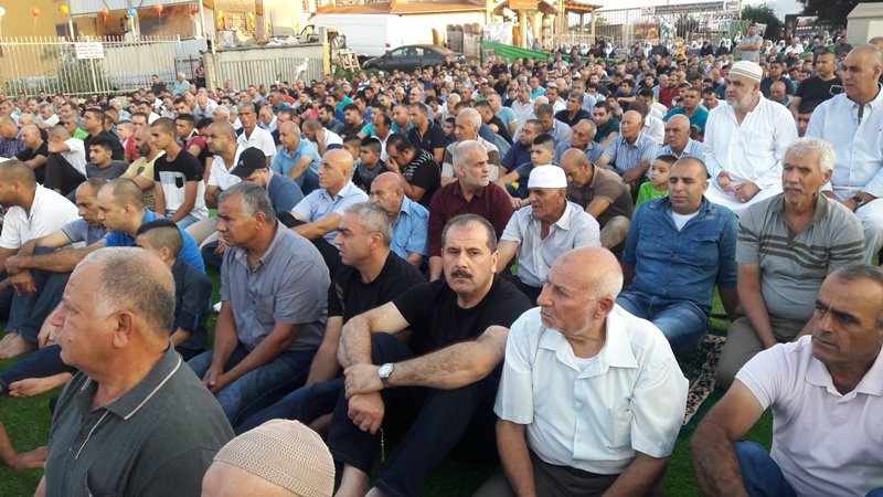 المئات من أهالي عرابة يؤدون صلاة العيد في ساحة السوق الكبير -20