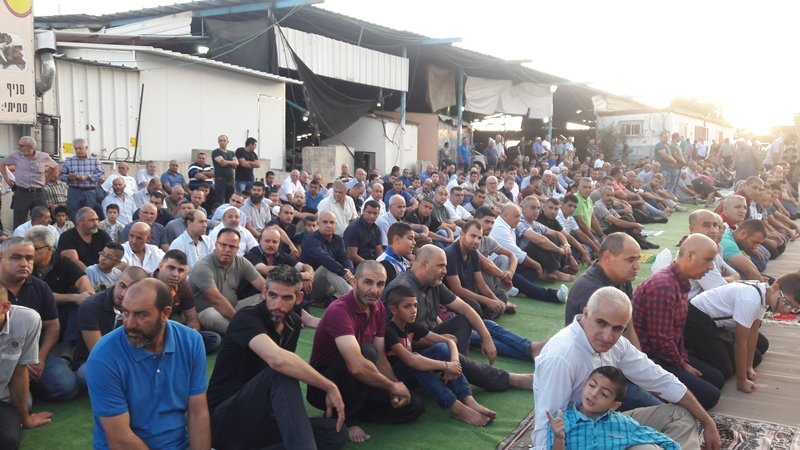 المئات من أهالي عرابة يؤدون صلاة العيد في ساحة السوق الكبير -30