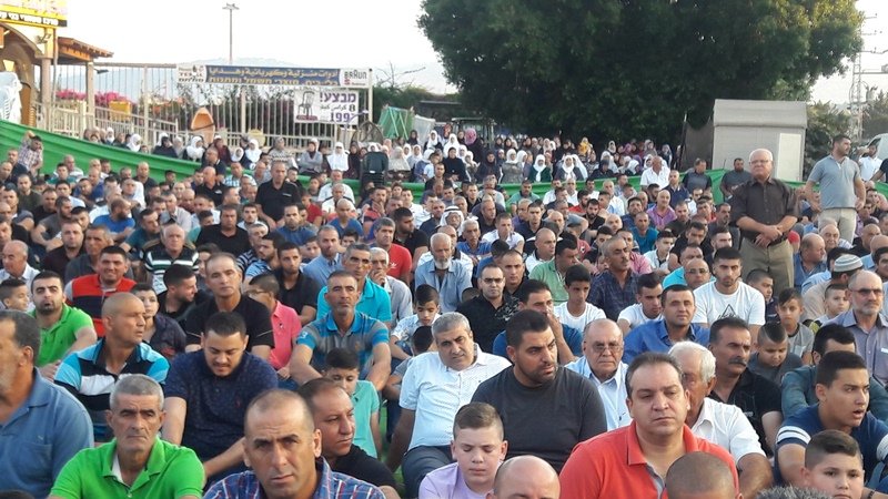 المئات من أهالي عرابة يؤدون صلاة العيد في ساحة السوق الكبير -35
