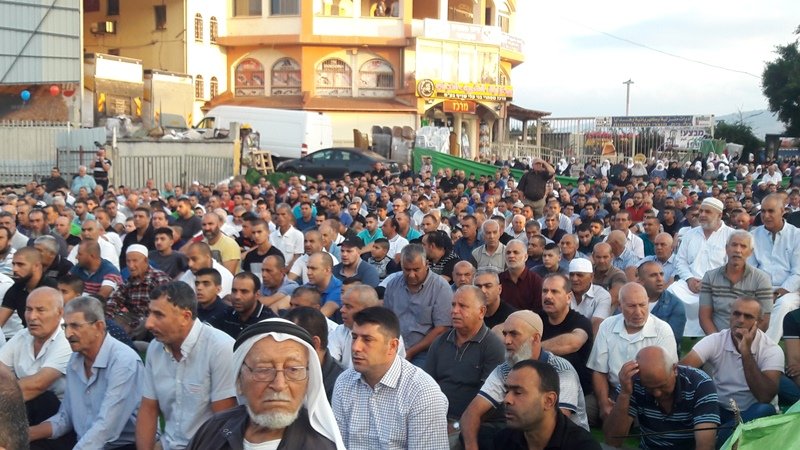المئات من أهالي عرابة يؤدون صلاة العيد في ساحة السوق الكبير -37