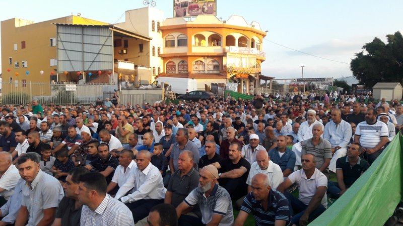 المئات من أهالي عرابة يؤدون صلاة العيد في ساحة السوق الكبير -41