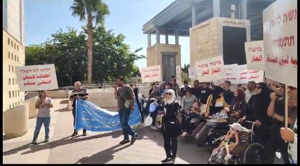 بمشاركة الأطفال المرضى أهالي الأطفال المقدسيين من ذوي الاحتياجات الصحية الخاصة ينظمون وقفه احتجاجية أمام مبنى بلدية القدس-2