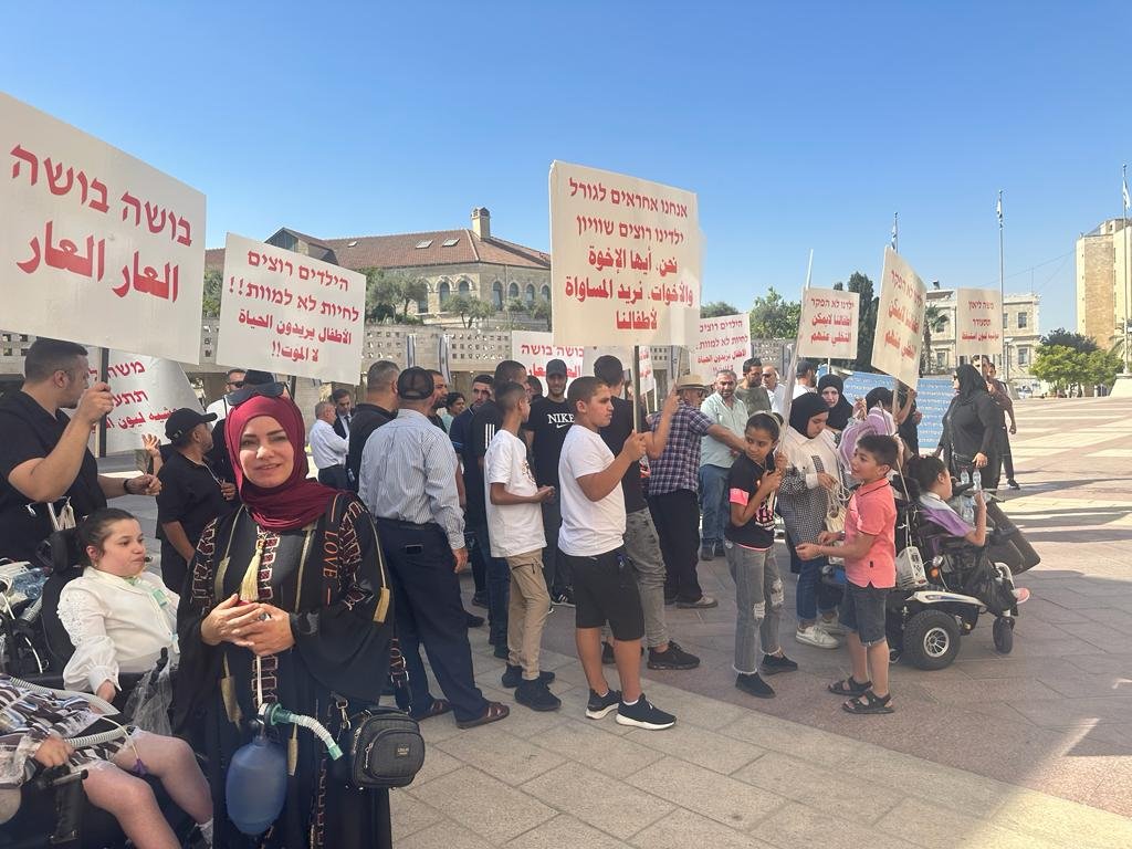 بمشاركة الأطفال المرضى أهالي الأطفال المقدسيين من ذوي الاحتياجات الصحية الخاصة ينظمون وقفه احتجاجية أمام مبنى بلدية القدس-4