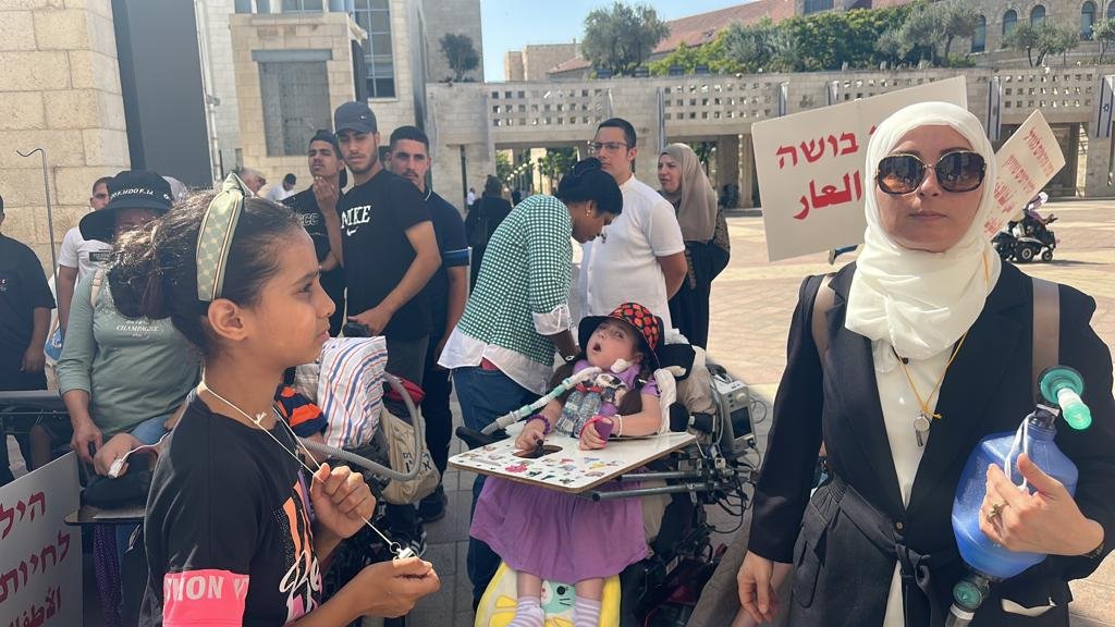 بمشاركة الأطفال المرضى أهالي الأطفال المقدسيين من ذوي الاحتياجات الصحية الخاصة ينظمون وقفه احتجاجية أمام مبنى بلدية القدس-5