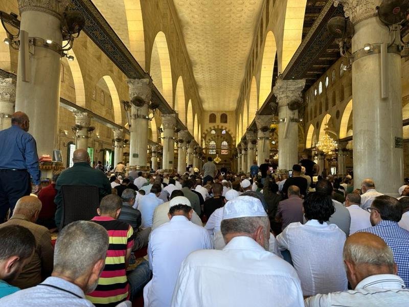 عشرات الآلاف يؤدون صلاة الجمعة في المسجد الاقصي المبارك-2