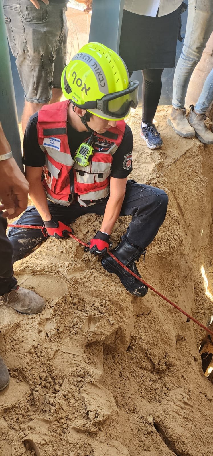 تخليص عامل بعد سقوطه في مصنع بالقرب من القدس-3