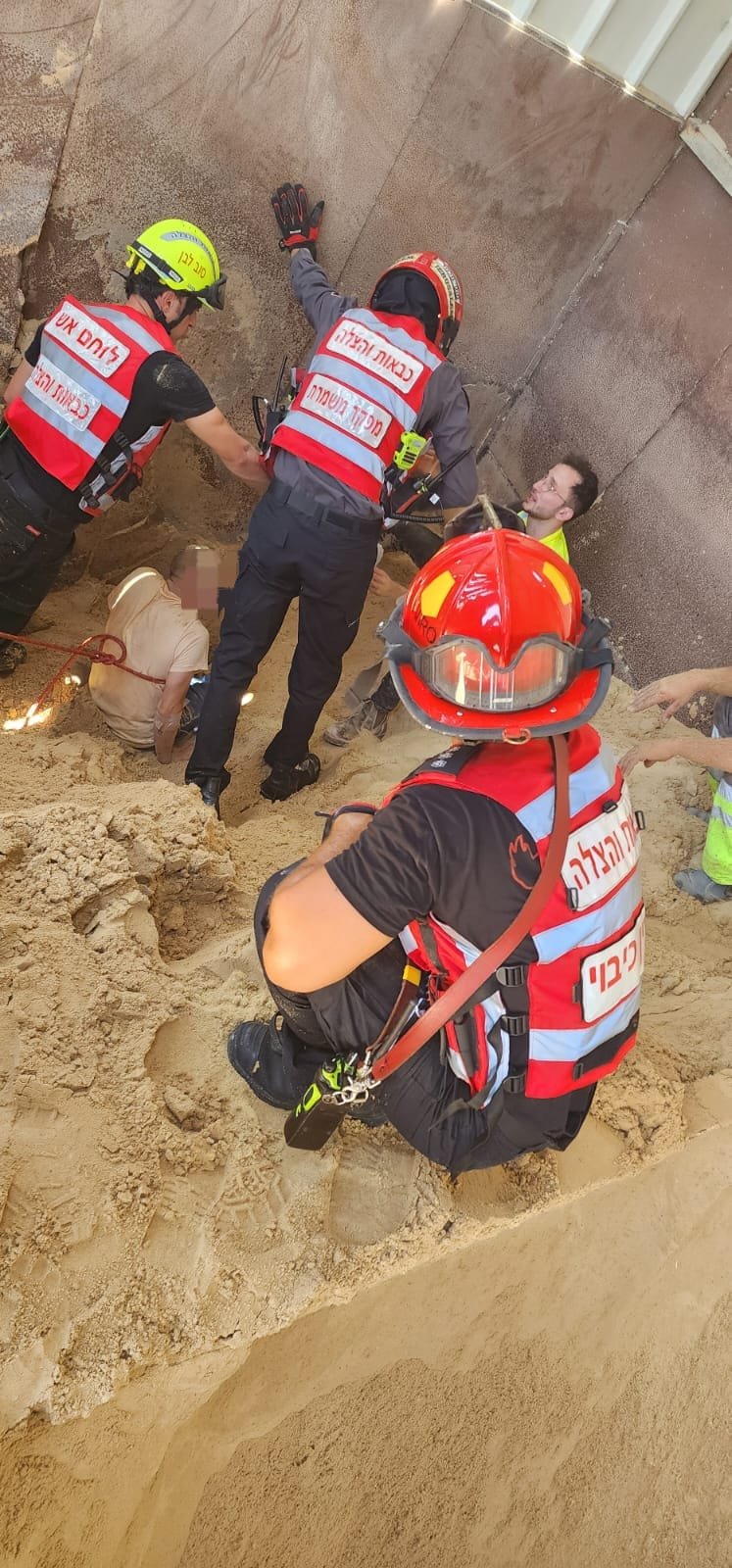 تخليص عامل بعد سقوطه في مصنع بالقرب من القدس-4