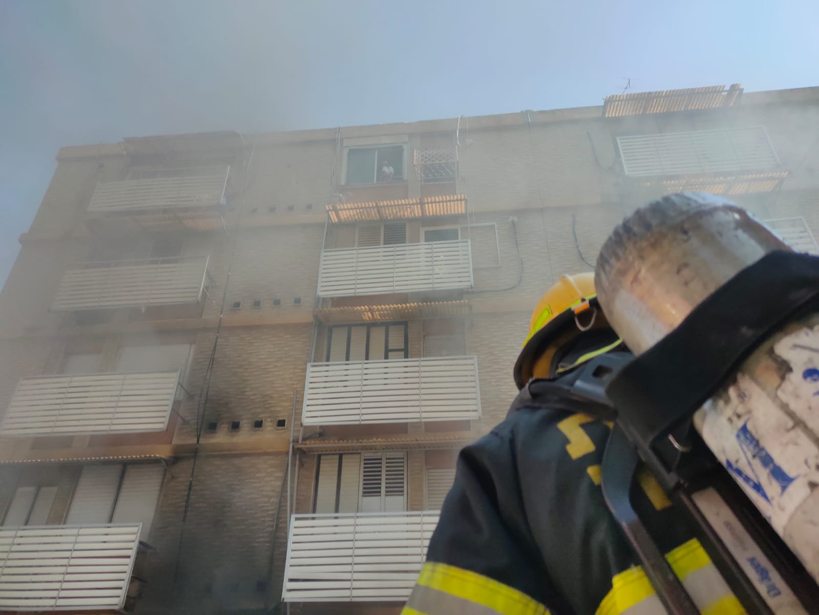 حيفا:تخليص عالقين جرّاء اندلاع حريق داخل مبنى-3