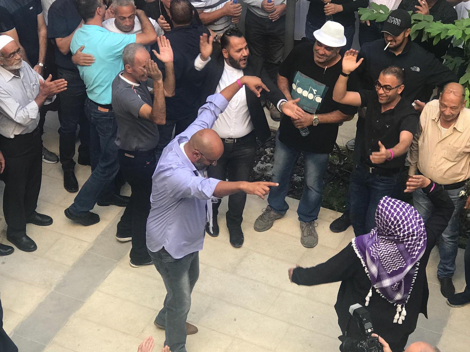 استقبال رئيس بلدية الناصرة سلام ،بالرقص والغناء اثناء دخوله الى مبنى البلدية-3