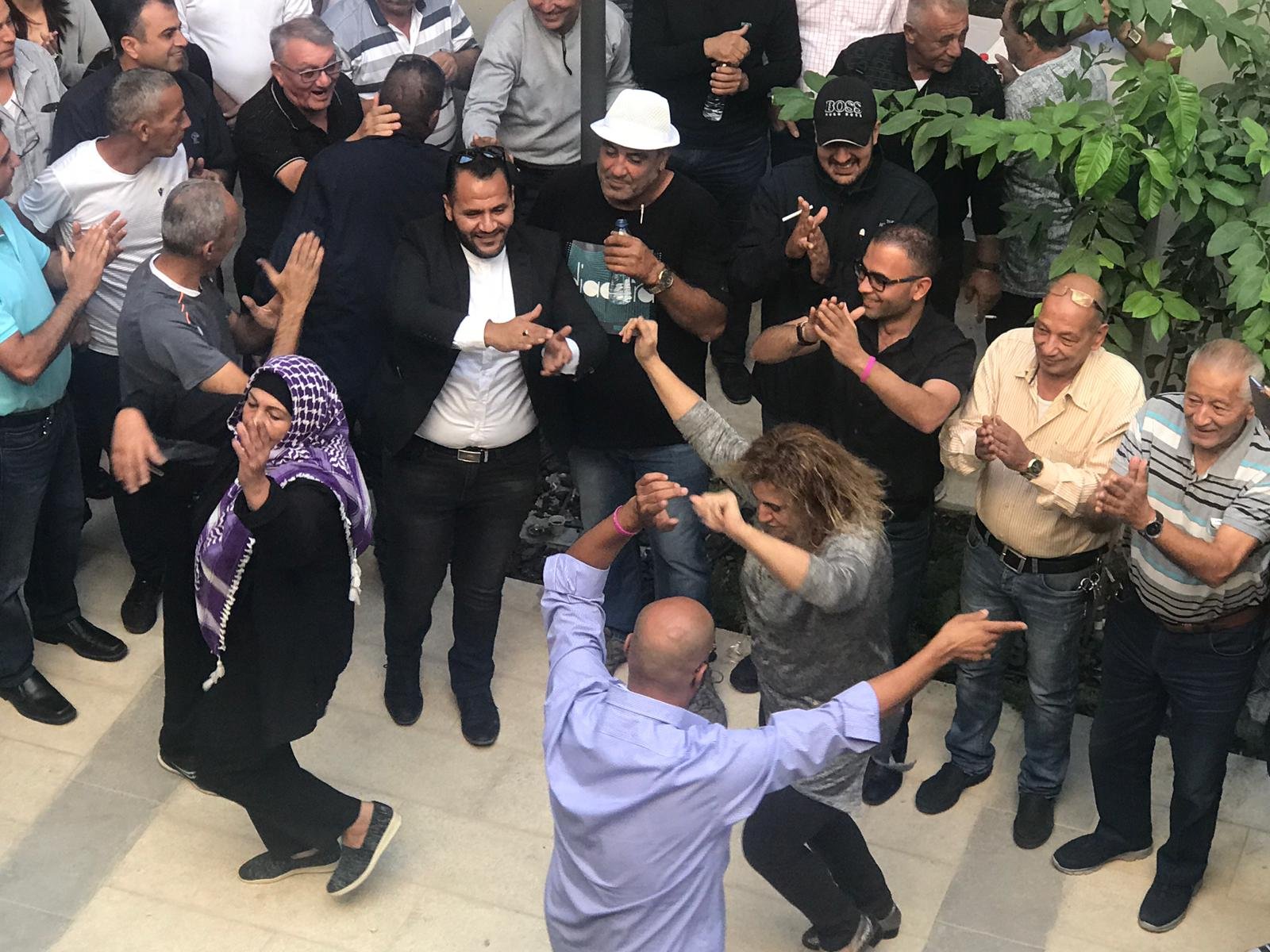 استقبال رئيس بلدية الناصرة سلام ،بالرقص والغناء اثناء دخوله الى مبنى البلدية-4
